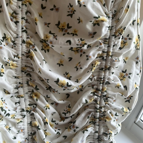 Mini fitted white and yellow flower dress - Picture 2 of 4
